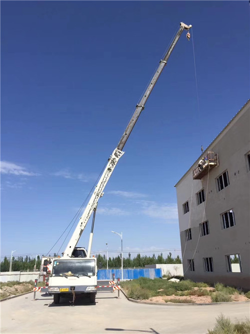 定远县“轻装强干”—— 吊车的 “轻量化臂架” 技术